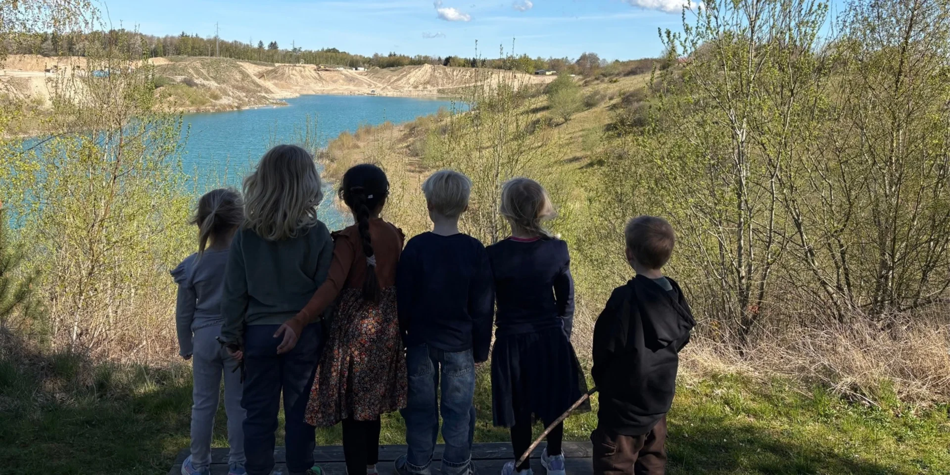 børn der kigger på en sø